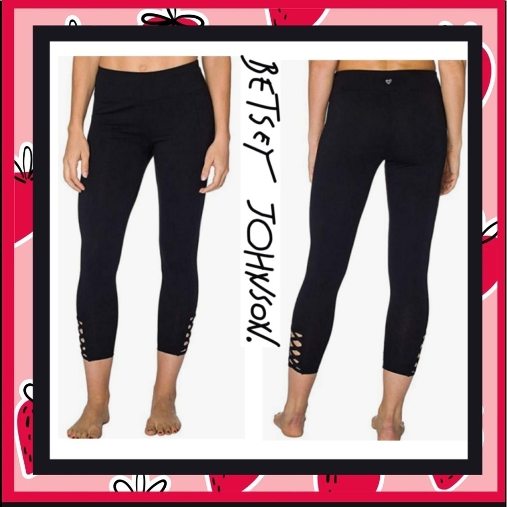 New without tags Betsey Johnson Cropped Performance Leggings Sz M